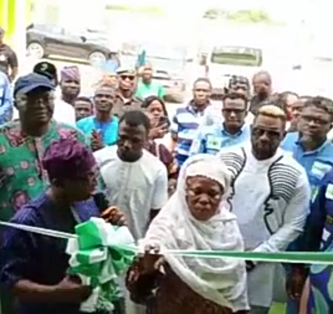 HON OLOWA ATTENDS GLO FESTIVAL OF JOY, COMMISSIONS NEW BUILDING FOR LUCKY  WINNER – Ibeju Lekki Local Government Area